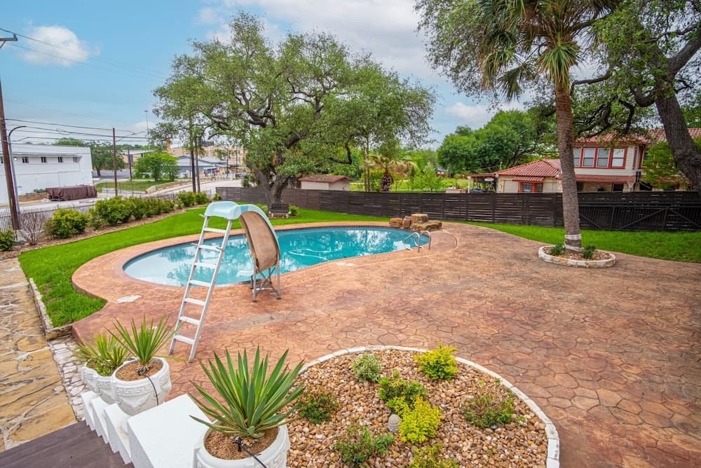 Splash Into Vacation 6BR Home w/ Pool & Waterslide