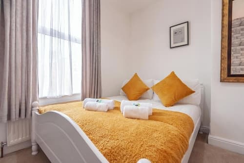 Leeds Lovely Home, 4 Beds Sleeps 9,free Parking