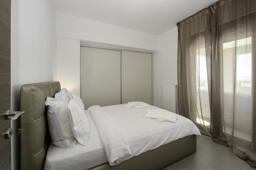 Flat with stunning views & prv parking