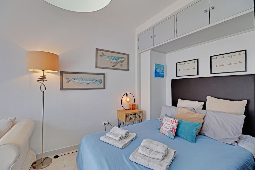 Faro Airport Flat 1 by Homing