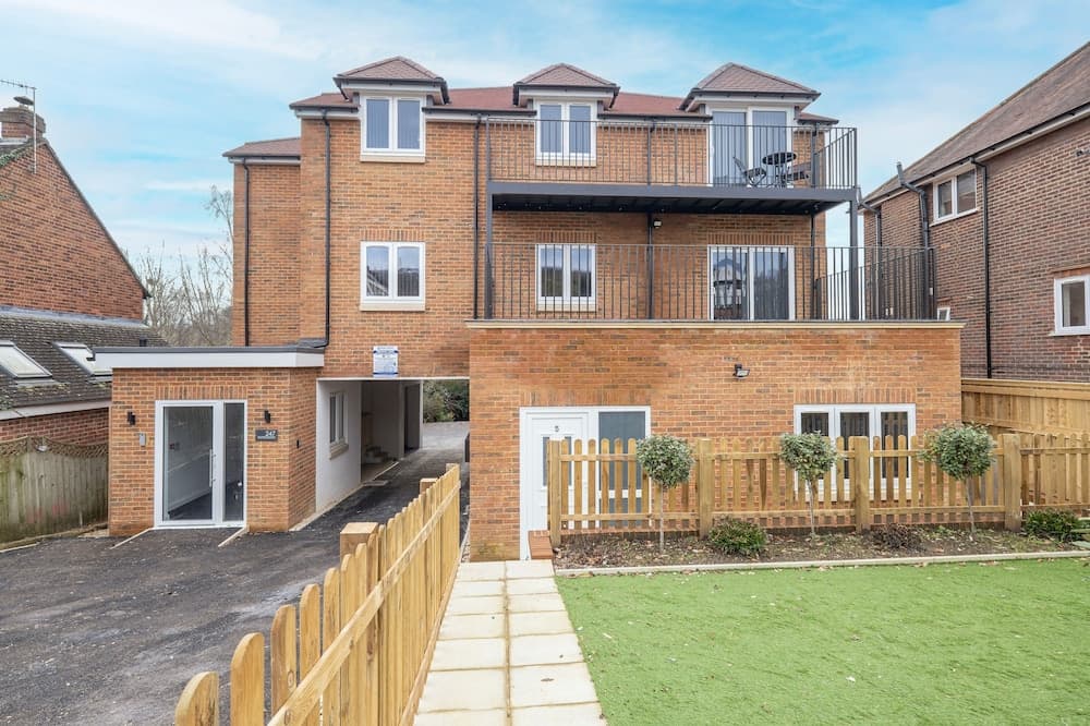 2 Bdrm Penthouse with parking Wycombe