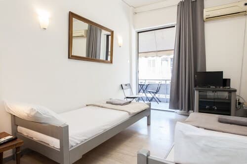 Charming 2 Bedroom apt next to Panormou