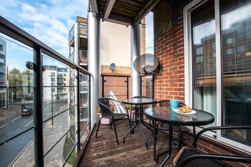 Black Moon 2 bed 2 bath Central location
