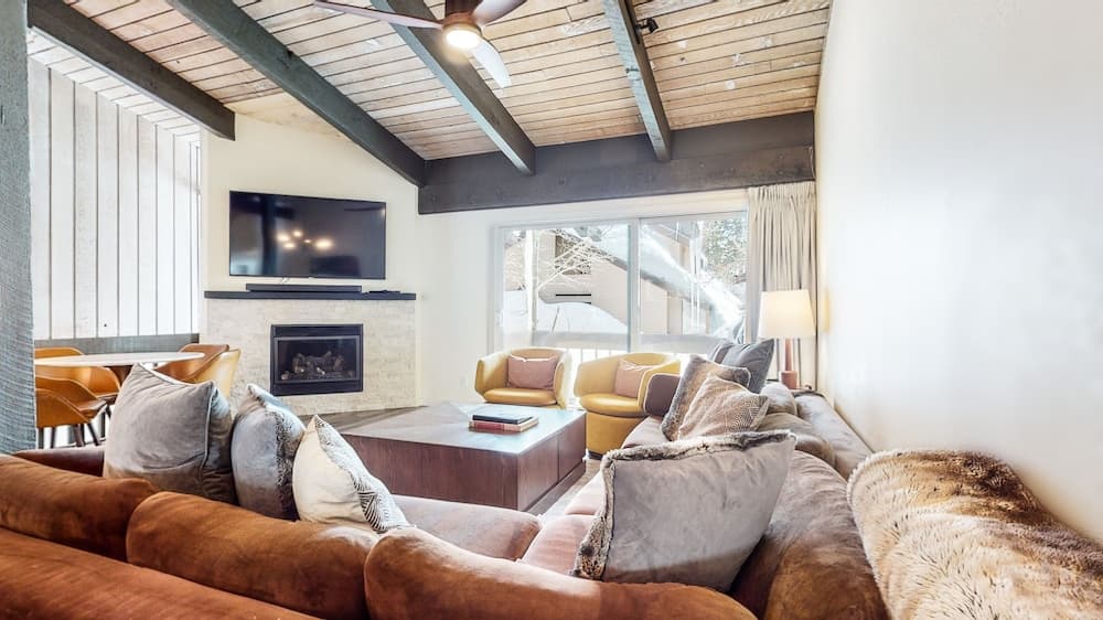 Mid Century Modern Cabin - Walk to Village!