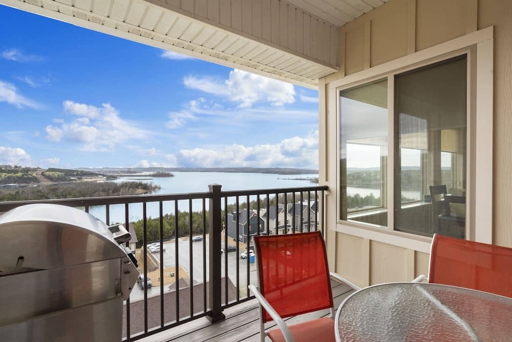 Majestic Lakeview Escape - Stunning Lake Views!