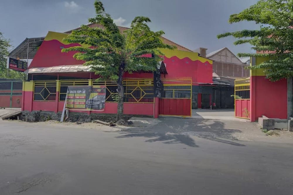 Super OYO Capital O 3198 Sukomanunggal Inn