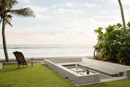 Black Beach Villa - Absolute Beachfront
