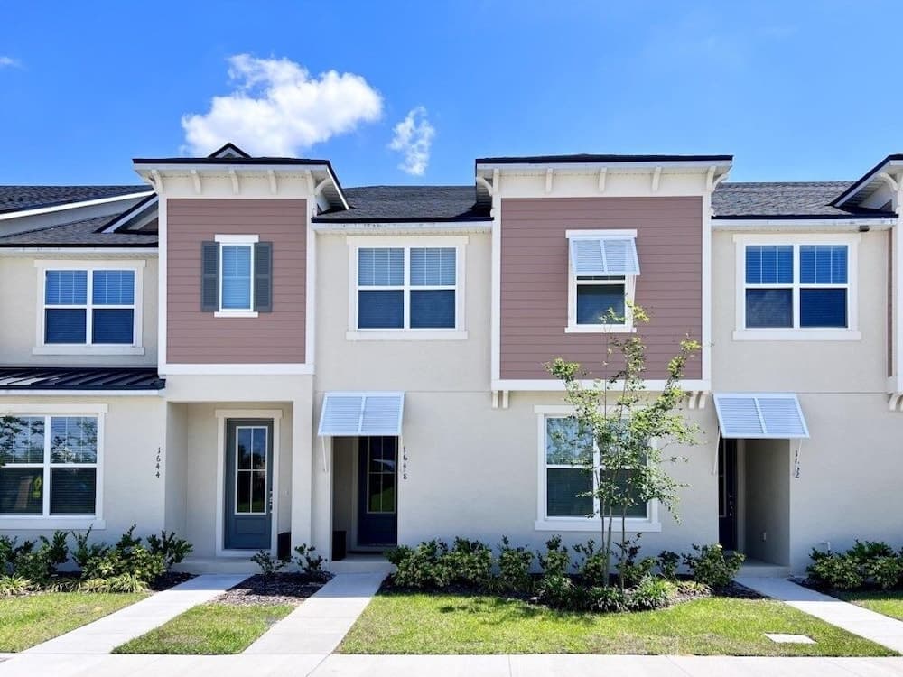 Beautiful 5 Bedroom Town Home with Splash Pool 5 Home by RedAwning