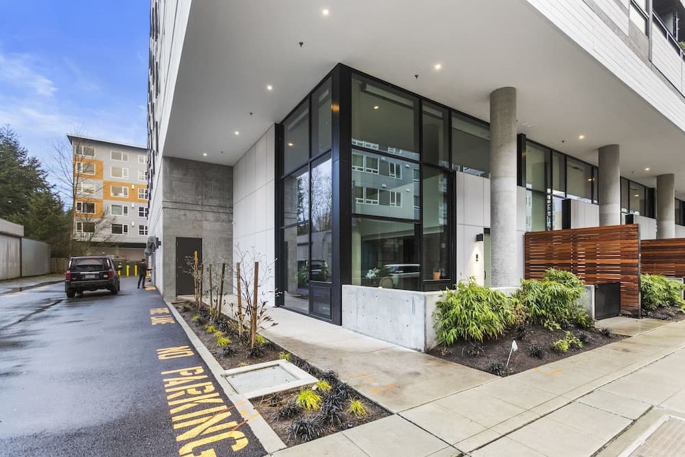 Airy and Open Corner Loft - 92 Walkscore