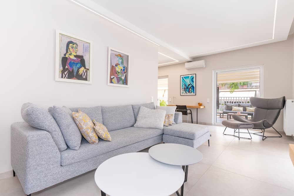 Sunny & Luxurious Penthouse with Terrace