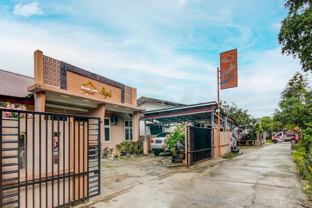 SPOT ON 91875 Nayla Homestay Syariah Near Koro Koro Panam, Karaoke, Pool, & Cafe