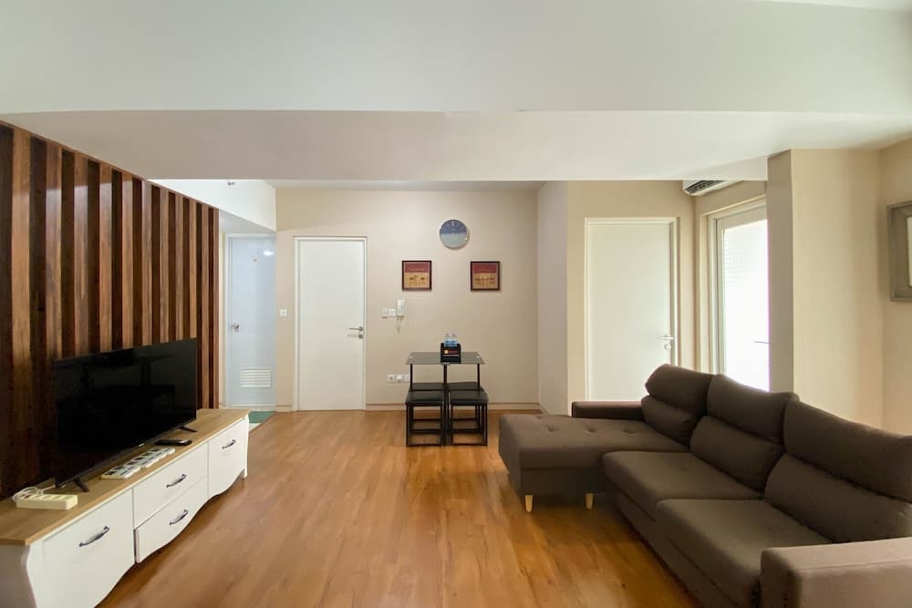 Comfort And Elegant 4Br Combined At Springlake Summarecon Bekasi Apartment