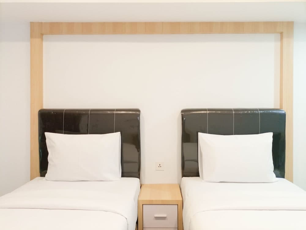 Cozy Studio Room At De Prima Apartment