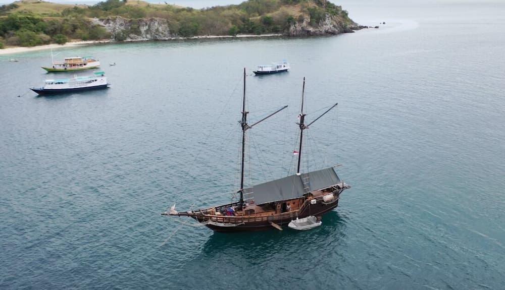 Komodo Pirate Boat - Phinisi Liveaboard