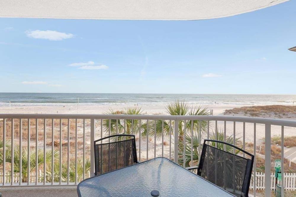 2br/2ba Sleeps 8, Beachfront w/ Pool