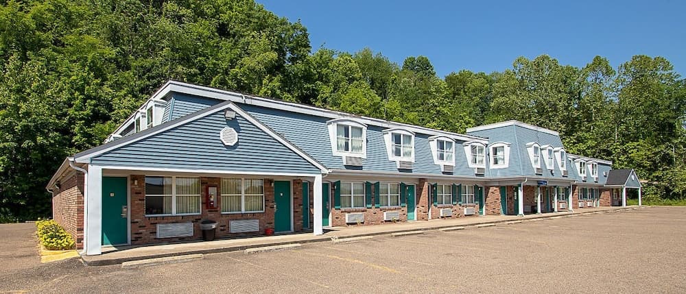 Country Squire Inn & Suites