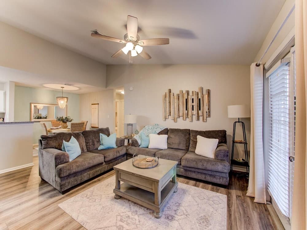 Full Condo w/ Pool & Gym, Sleeps 4