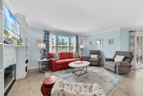 Updated, Ground Floor Unit w/ Pool & Gym, Sleeps 6