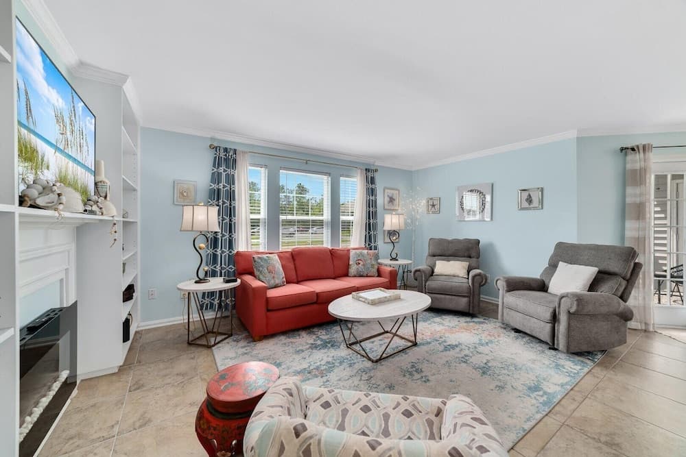 Updated, Ground Floor Unit w/ Pool & Gym, Sleeps 6