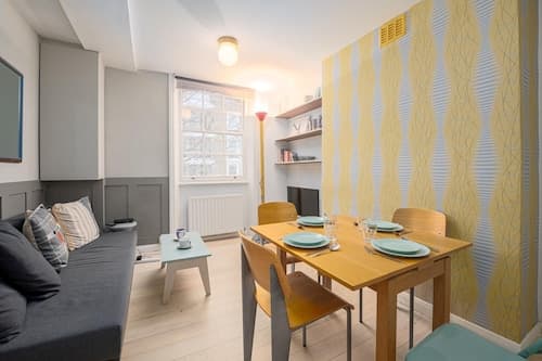 Fantastic two Bedroom Apartment in Vibrant King s Cross by Underthedoormat