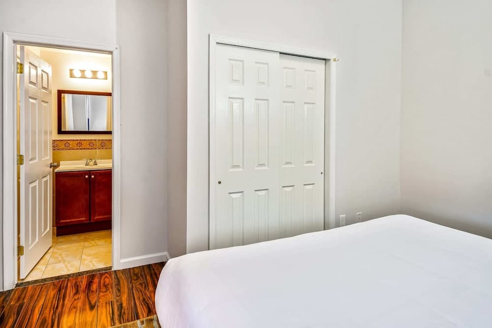 Retreat in a Stylish 2BD Apartment in the Heart of the City