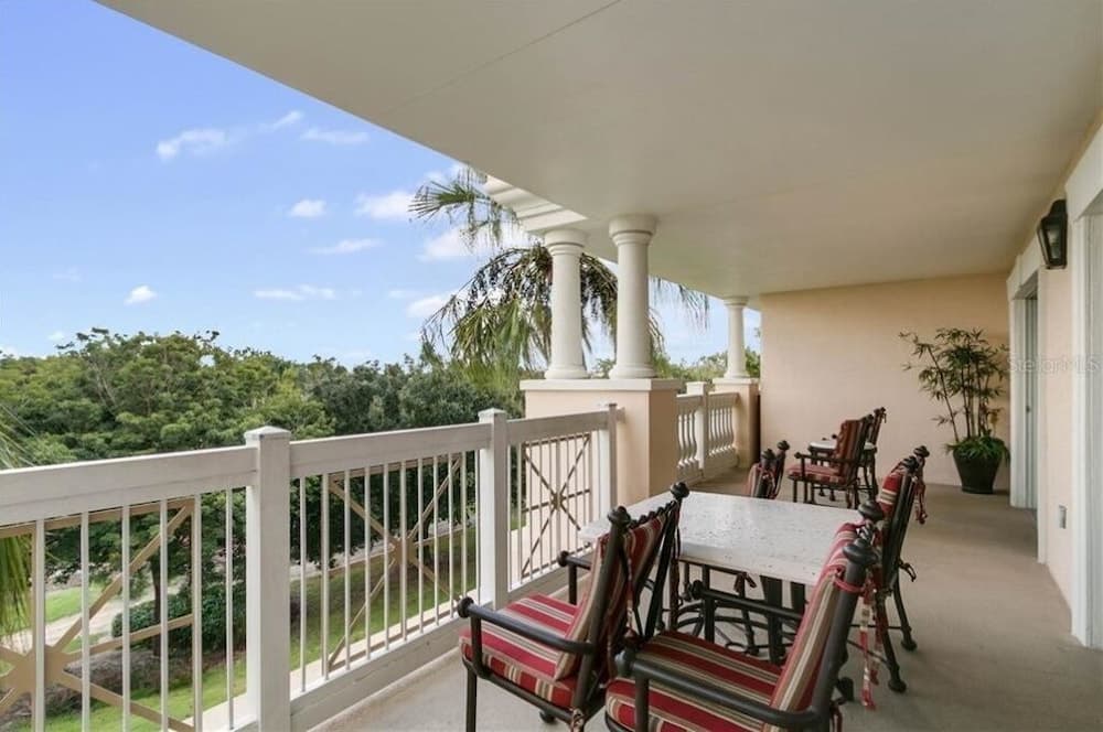 Reunion. 5 Heated Pools. Slps 8