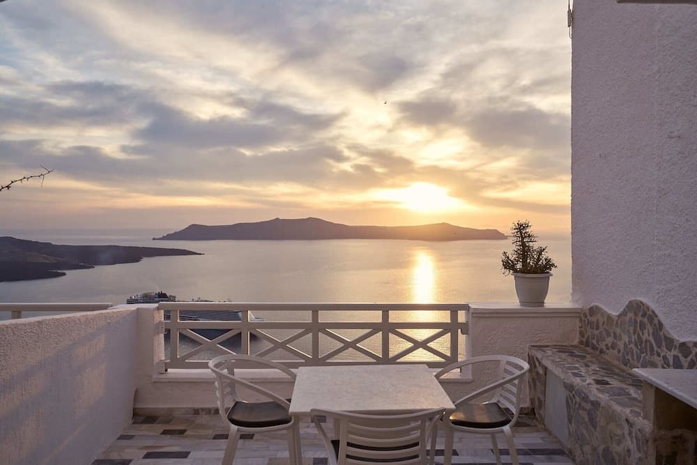 Amphitheater Cave Houses