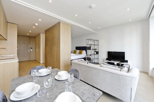 Luxury Waterfront Studio in Canary Wharf by Underthedoormat