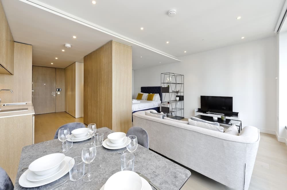Luxury Waterfront Studio in Canary Wharf by Underthedoormat