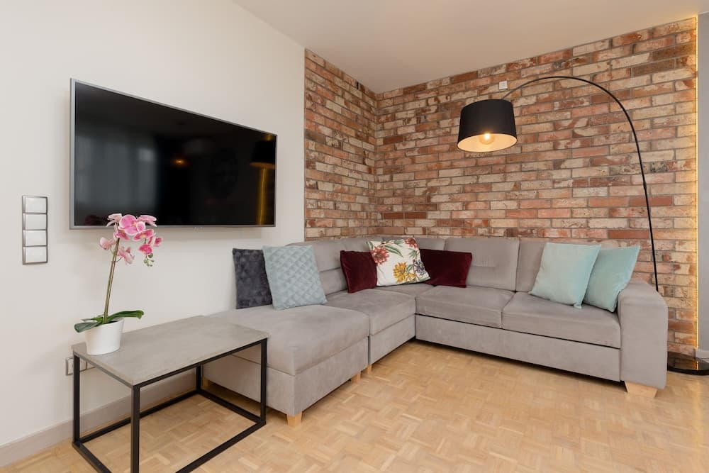 Warsaw City View Apartment by Renteres