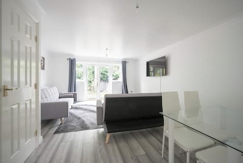 House-sleeps7-parking-garden-sportschannels
