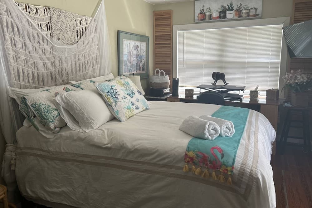 The Secret Garden Home Close to Beach, Shops, Restaurants, Pet Friendly, Close to Lucerne Ave!