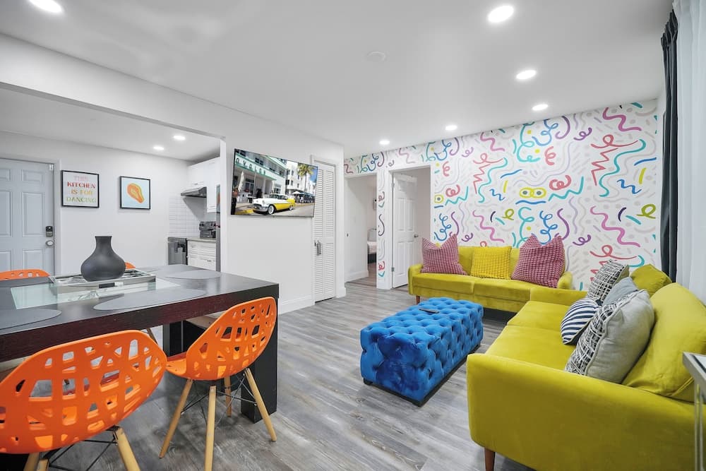 4 to 14 Guests 2 Kitchens Deco Retreat BBQ Patio