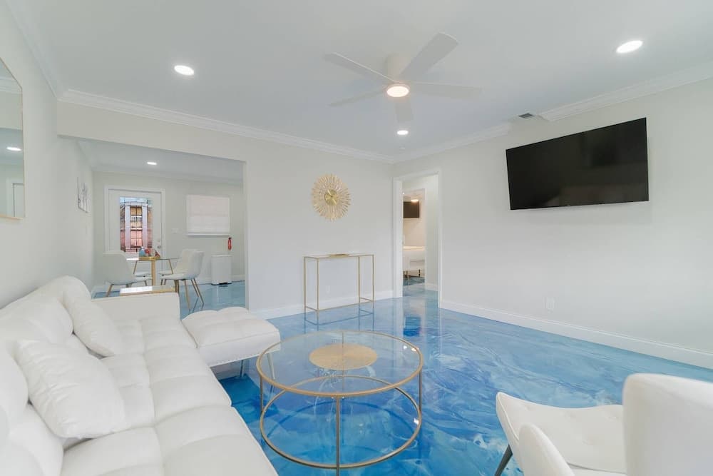 Beachy Blues Apt A, Downtown, Shops, Cafes & Beach, Dog Friendly