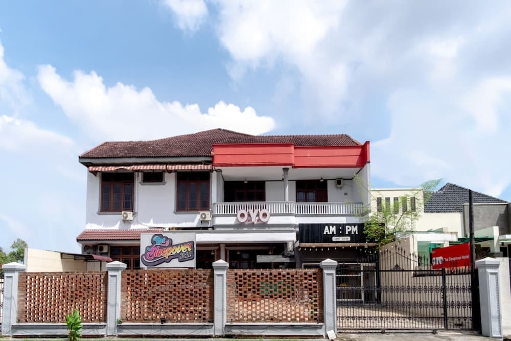 OYO 2777 Sleepover Sei Serayu