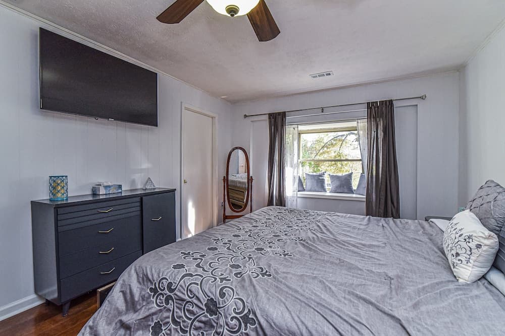 Pinners Compound- 4 BR hot tub fire pit