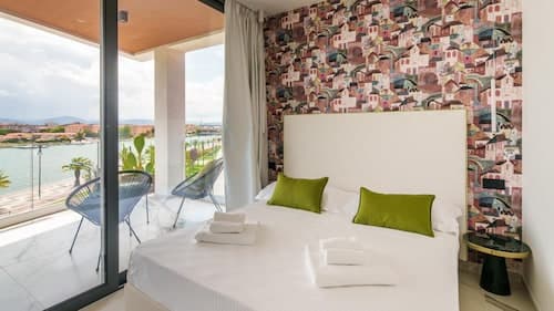 Welcomely - Deluxe Room - Amii Stewart