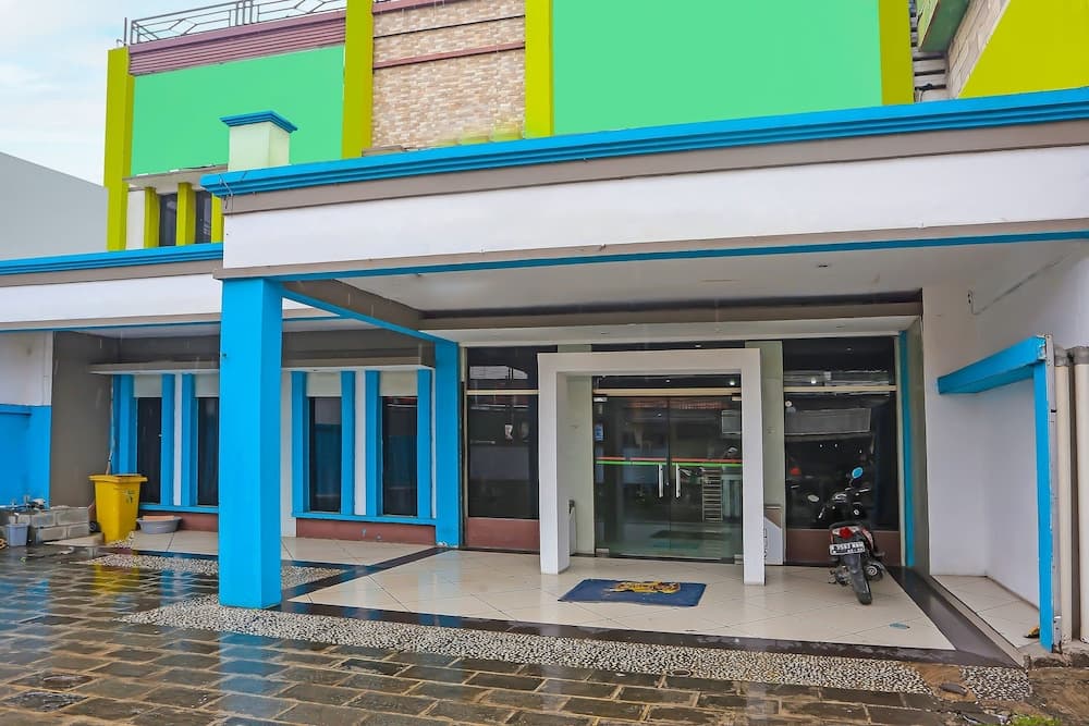 OYO 92469 Hotel Sahabat