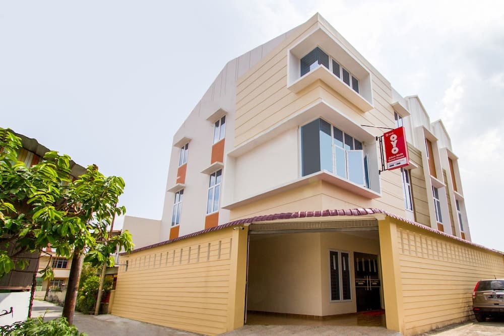 Super OYO 3316 Adam Malik Guesthouse Near Stasiun Medan