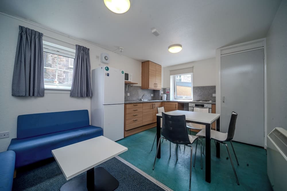 JOIVY Budget 4,5 and 6 bed private flats, in Historic Old Town - Adults Only