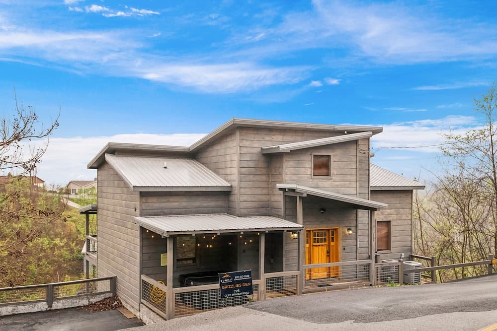 Grizzlies Den 4 Bedroom Cabin by RedAwning