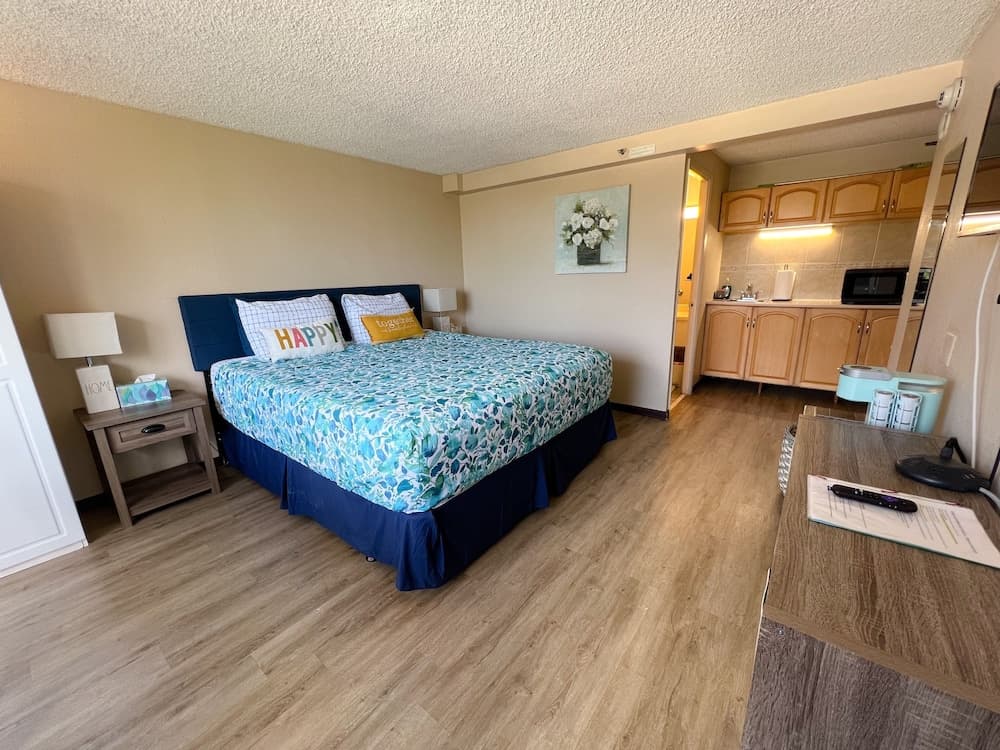 Happy Hawaiian Monarch Studio Condo by RedAwning