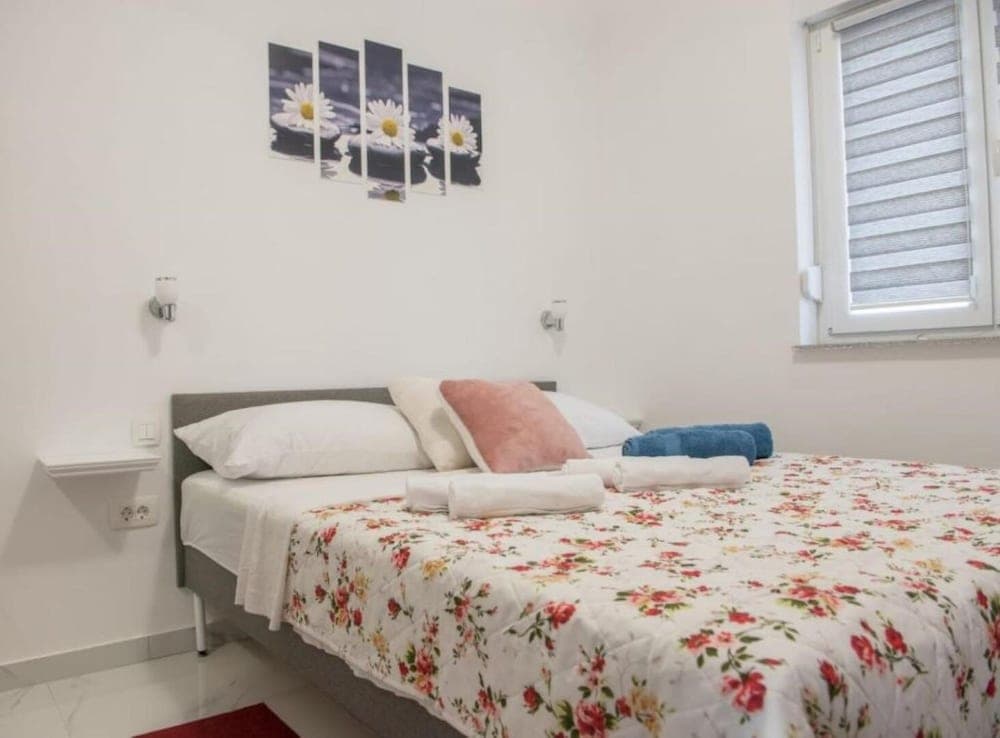 Marin - 200m to the sea - A2