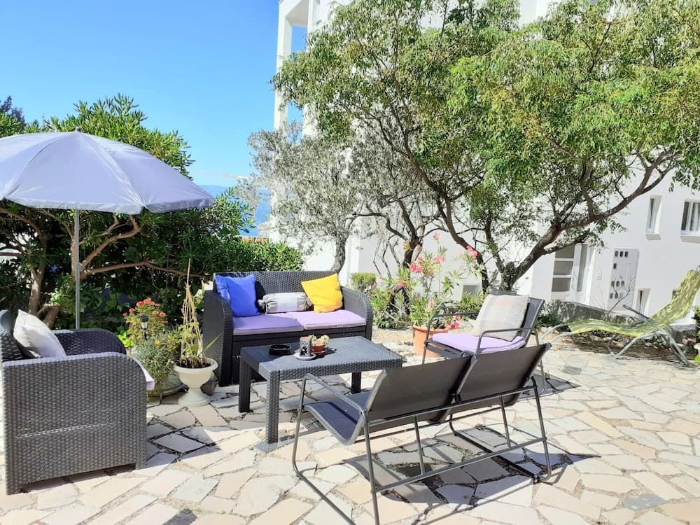 Viki - Seaview & Garden Terrace - A1