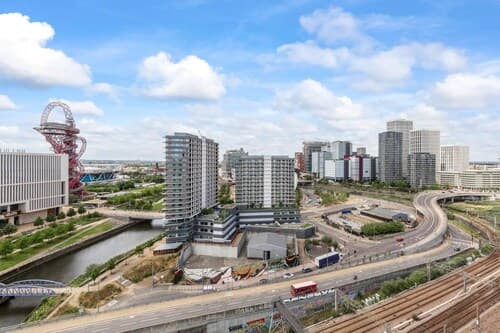 Penthouse 2-bed Apartment in The Heart Of E15