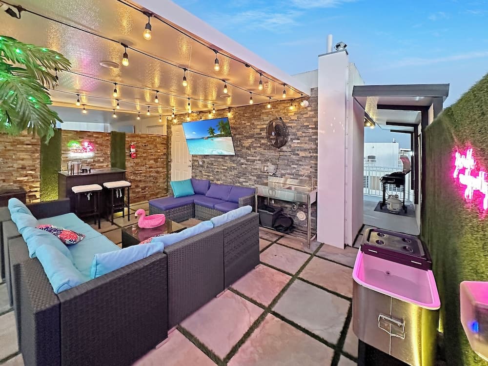 Experience Luna Sky! 65" TV Bar BBQ go FL Keys