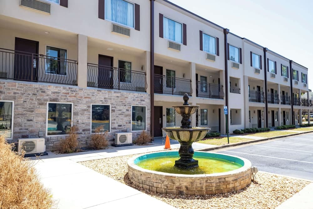 Days Inn By Wyndham College Park Atlanta Airport South