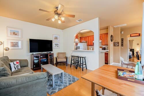 Quiet 2 Story Walkable to East Side Eateries