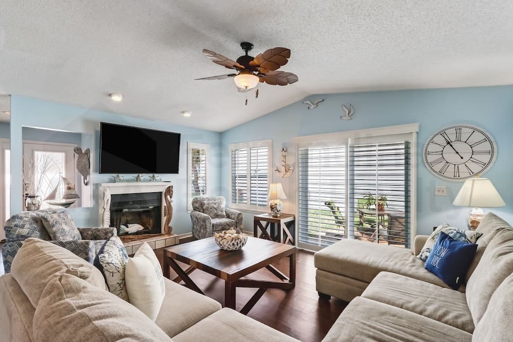 2706 W. 3rd St 2 Bedroom Home by RedAwning