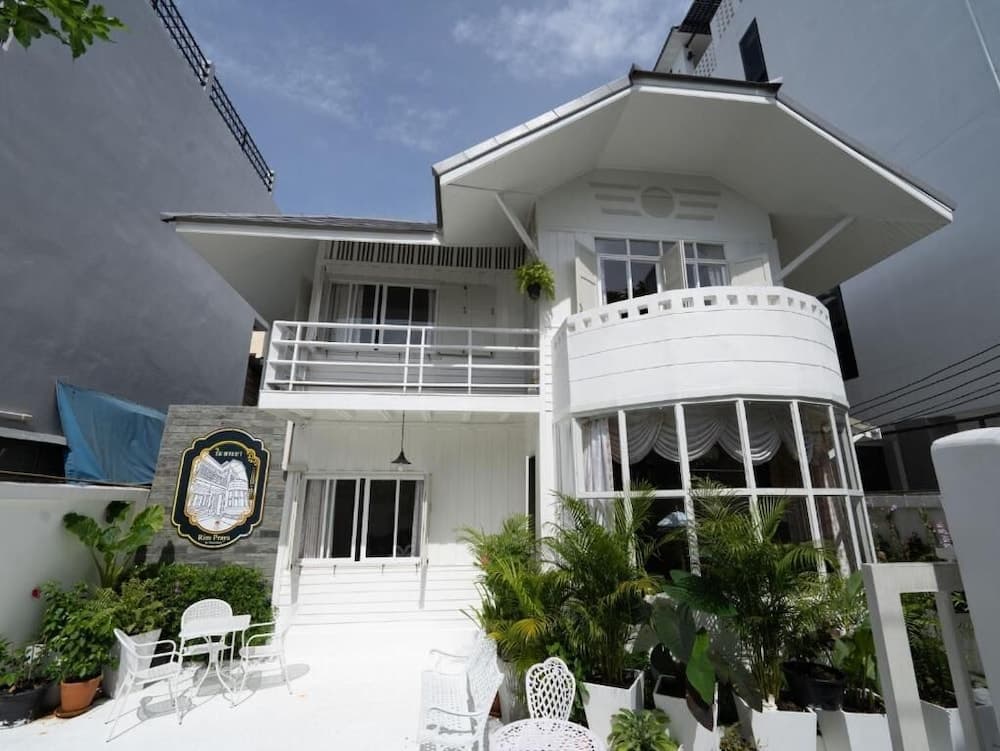 RoomQuest Bangkok Rim Praya Dinsor Road